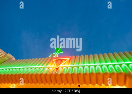 Shamrock USA September 11 2015; schönes Retro- oder Deco-Neonlicht-Design des Art-Deco-Geschäftsgebäudes in der Abenddämmerung Stockfoto