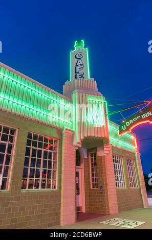 Shamrock USA - September 11 2015; U Drop Inn Cafe und Informationsbüro im Retro-Stil mit heller Neonbeleuchtung. Stockfoto