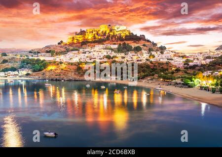 Landschaft mit Strand und Schloss in der Dämmerung in Lindos Dorf Rhodos, Griechenland Stockfoto