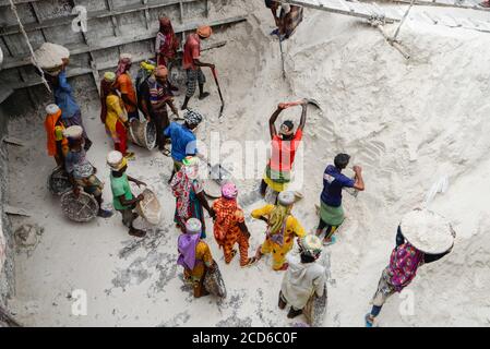 Dhaka, Bangladesch. August 2020. Arbeiter werden gesehen, wie sie Sand von einem Frachtschiff in Gabtoli entladen. Sie verdienen etwa 1 Dollar pro 30 Körbe Sand, die vom Schiff entladen werden. Kredit: SOPA Images Limited/Alamy Live Nachrichten Stockfoto
