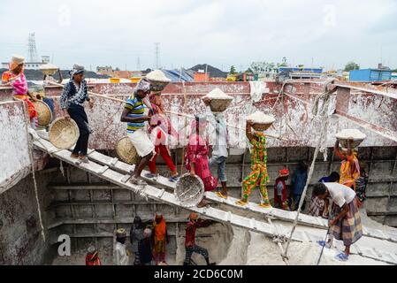 Dhaka, Bangladesch. August 2020. Arbeiter werden gesehen, wie sie Sand von einem Frachtschiff in Gabtoli entladen. Sie verdienen etwa 1 Dollar pro 30 Körbe Sand, die vom Schiff entladen werden. Kredit: SOPA Images Limited/Alamy Live Nachrichten Stockfoto