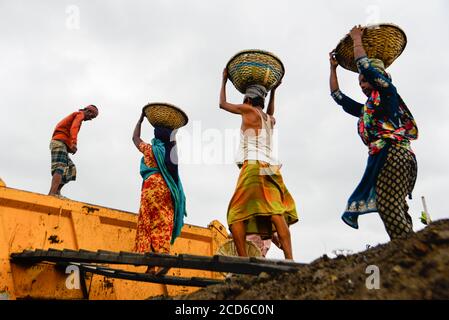 Dhaka, Bangladesch. August 2020. Arbeiter werden gesehen, wie sie Sand von einem Frachtschiff in Gabtoli entladen. Sie verdienen etwa 1 Dollar pro 30 Körbe Sand, die vom Schiff entladen werden. Kredit: SOPA Images Limited/Alamy Live Nachrichten Stockfoto