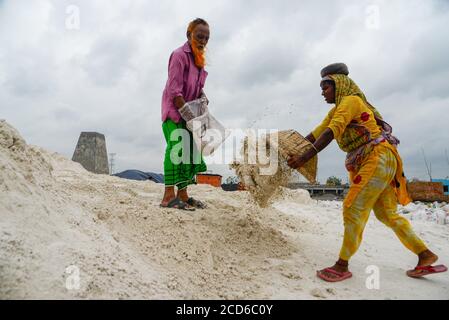 Dhaka, Bangladesch. August 2020. Arbeiter werden gesehen, wie sie Sand von einem Frachtschiff in Gabtoli entladen. Sie verdienen etwa 1 Dollar pro 30 Körbe Sand, die vom Schiff entladen werden. Kredit: SOPA Images Limited/Alamy Live Nachrichten Stockfoto