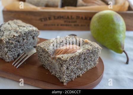 Süße hausgemachte Mohnkuchen mit frischen Birnen Stockfoto