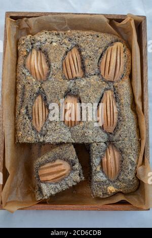 Süße hausgemachte Mohnkuchen mit frischen Birnen Stockfoto