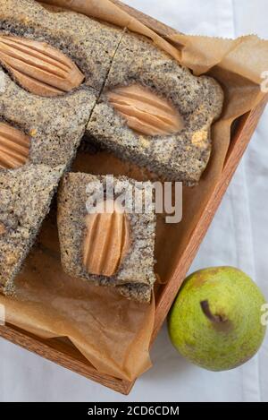 Süße hausgemachte Mohnkuchen mit frischen Birnen Stockfoto