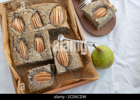 Süße hausgemachte Mohnkuchen mit frischen Birnen Stockfoto