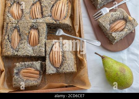 Süße hausgemachte Mohnkuchen mit frischen Birnen Stockfoto