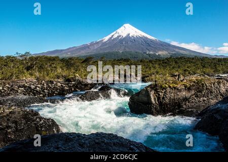 Saltos de Petrohue mit dem Vulkan Osorno, Chile Stockfoto