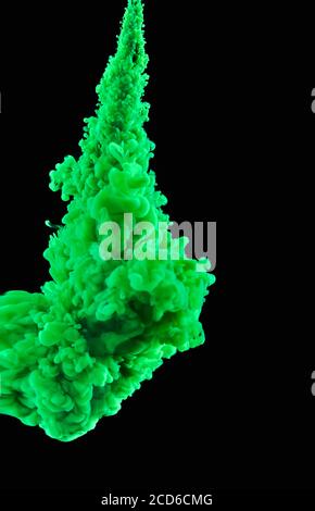Bunte abstrakte Malerei Acrylmalerei Hintergrund Textur im Wasser schafft eine interessante Abstraktion vor einem schwarzen Hintergrund. Spray von Grün Stockfoto