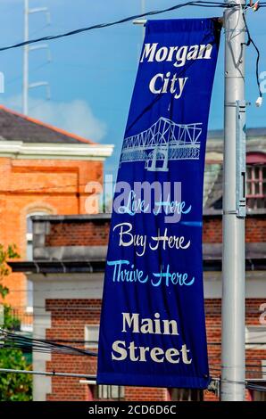 Am 25. August 2020, in Morgan City, Louisiana, hängt ein Transparent an der Hauptstraße, das die Menschen ermutigt, lokal zu leben, einzukaufen und zu gedeihen. Stockfoto