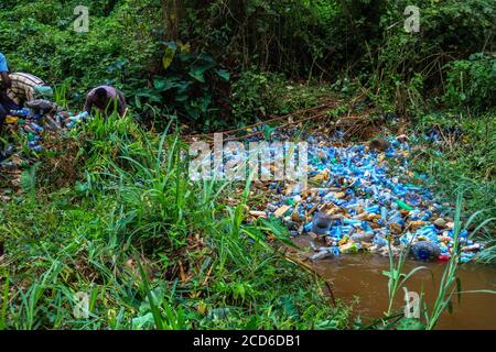 Nairobi, Kenia. August 2020. Freiwillige entfernen Plastikflaschen und anderen Müll, der den Ruaka River verschmutzt.eine zunehmende Produktion von Einweg-Kunststoffen für Getränke und andere Zwecke ist in Kenia zu einem Albtraum in der Abfallwirtschaft geworden. Kredit: SOPA Images Limited/Alamy Live Nachrichten Stockfoto