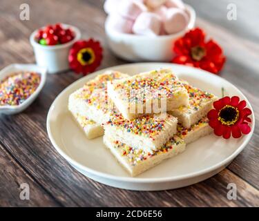 Fairy Bread Slice mit Süßigkeiten Hintergrund verwischen Stockfoto