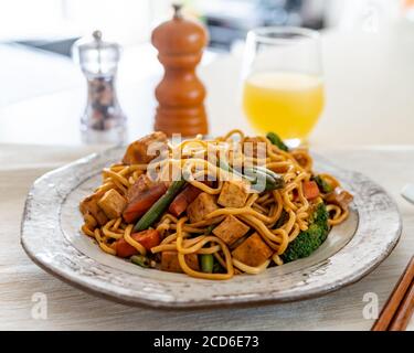 Vegetarisch gebratene Yakisoba Noodle mit Tofu Stockfoto