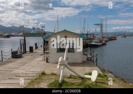 Blick auf die Schiffe und Boote im Hafen von Ushuaia, Argentinien Stockfoto