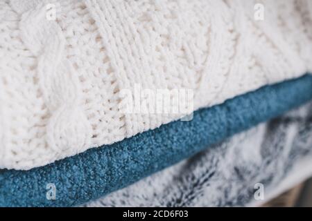 Winter Lifestyle und Home Decor Konzept, weiche und flauschige Decken und wirft Stapel Stockfoto