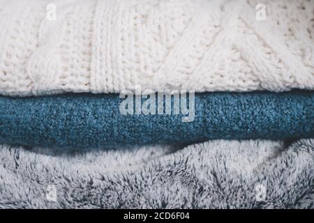 Winter Lifestyle und Home Decor Konzept, weiche und flauschige Decken und wirft Stapel Stockfoto