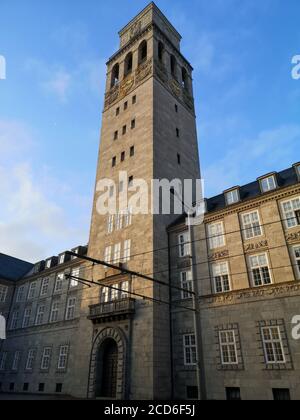 Rathaus von Mülheim an der Ruhr mit dem berühmten Turm. Warmes Morgenlicht im Herbst. Stockfoto