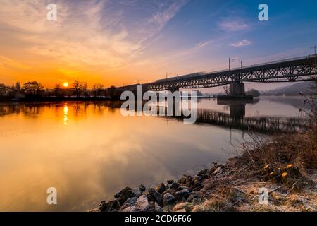 Eisenbahnbrücke über die Donau in Regensburg auf einer Kalt feucht Wintermorgen bei Sonnenaufgang mit Schnee Stockfoto