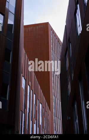 LEEDS, VEREINIGTES KÖNIGREICH - Jul 15, 2020: leeds City Centre Rosty Sendeturm an einem nassen bewölkten Tag aufgenommen Stockfoto