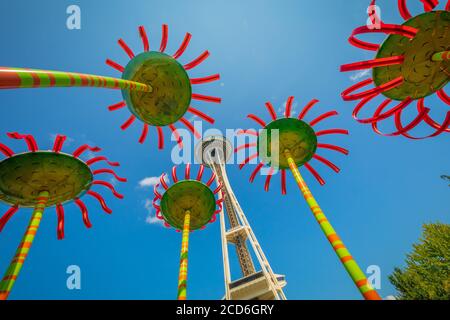 Sonic Bloom am Fuße der Space Needle in Seattle und eine prägende Eingangsskulptur zum Pacific Science Center. Stockfoto