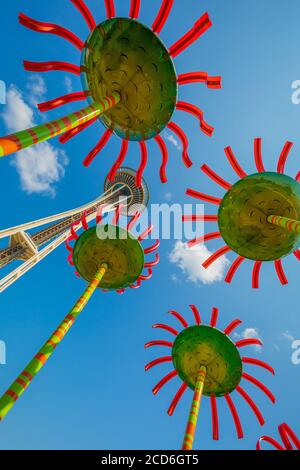 Sonic Bloom am Fuße der Space Needle in Seattle und eine prägende Eingangsskulptur zum Pacific Science Center. Stockfoto