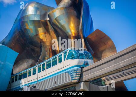 Space Needle und das Experience Music Project (EMP) Gebäude im Seattle Center, mit der ikonischen Einschienenbahn, die ausfährt. Stockfoto