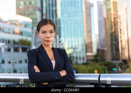 Asiatische Geschäftsfrau. Serious Business Frau Porträt. Chinesische professionelle in schwarzen Anzug im Hintergrund Stadt, Innenstadt Menschen Lebensstil. Selbstbewusste Dame Stockfoto