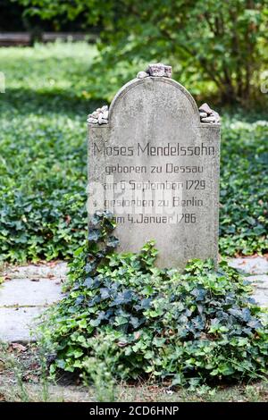 Berlin, Deutschland. August 2020. Das Grab des Philosophen Moses Mendelssohn auf dem Alten Jüdischen Friedhof in der Großen Hamburger Straße in Mitte. Der Friedhof ist eine Grabstätte der Jüdischen Gemeinde Berlin. Quelle: Jens Kalaene/dpa-Zentralbild/ZB/dpa/Alamy Live News Stockfoto