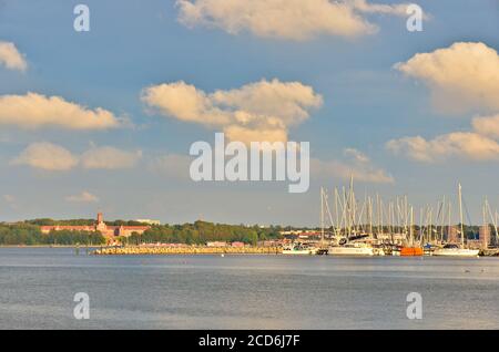 Viele schöne Segelboote mit hohen Stöcken in einem kleinen jachthafen bei Flensburg/Deutschland vor bewölktem und windigem Himmel Stockfoto