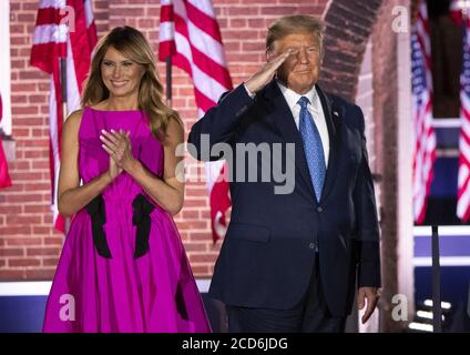 Baltimore, Usa. August 2020. Präsident Donald Trump begrüßt es, dass sich ihm First Lady Melania Trump anschließt, als er an der dritten Nacht der Republikanischen Nationalversammlung in Ft. McHenry in Baltimore, Maryland am Mittwoch, 26. August 2020. Foto von Kevin Dietsch/UPI Kredit: UPI/Alamy Live News Stockfoto