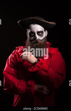 Mann verkleidet wie ein Pirat für halloween mit Blut an der Hand. Stockfoto