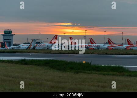 London Southend Airport, Essex, Großbritannien. August 2020. Wenn die Sonne an einem langweiligen Morgen in Southend aufgeht, zählen die Tage von easyJet am Flughafen London Southend nach unten. Die ersten beiden Flüge des Tages würden easyJet-Flug U27429 nach Pula und U27421 nach Palma de Mallorca umfassen. Der easyJet-Flug nach Pula ist die vorletzte Verbindung zu diesem Ziel mit der Fluggesellschaft, die am 1. September aus Southend ausziehen wird, mit dem Verlust vieler Arbeitsplätze. Aufgrund von COVID-19 bleiben eine Reihe von easyJet-Flugzeugen gespeichert Stockfoto