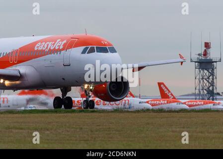 London Southend Airport, Essex, Großbritannien. August 2020. Wenn die Sonne an einem langweiligen Morgen in Southend aufgeht, zählen die Tage von easyJet am Flughafen London Southend nach unten. Der erste easyjet-Flug des Tages war U27429 nach Pula, die vorletzte Verbindung zu diesem Ziel mit der Fluggesellschaft, die am 1. September aus Southend ausschied, mit dem Verlust vieler Arbeitsplätze. Aufgrund von COVID-19 bleiben eine Reihe von easyJet-Flugzeugen gespeichert Stockfoto