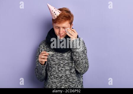 Ernst unglücklich traurig deprimiert Mann wischte seine Tränen, er leidet an Krankheit, Grippe. Nahaufnahme Porträt, Studio erschossen Stockfoto