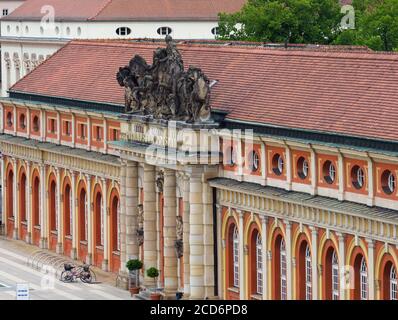 26. August 2020, Brandenburg, Potsdam: Das Filmmuseum in der Innenstadt. Das Museum und ein kleines Restaurant (ehemals Café) befinden sich seit 1981 im Barockgebäude an der Breite Straße. Der Reiterhof wurde 1685 als Orangerie und Winterquartier für Pflanzen aus dem Lustgarten erbaut und erhielt im 18. Jahrhundert sein heutiges Aussehen vom Sanssouci-Baumeister Knobelsdorff. Erst nach der Abdankung Kaiser Wilhelms II. Wurde das Haus zu einem Garnisonsmuseum. Das 'Filmmuseum der DDR' wurde 1981 eröffnet, zehn Jahre später wurde die Institution Staatsmuseum. Foto: Soe Stockfoto