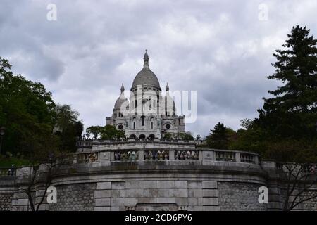 Paris, Frankreich, 25. April 2018: Sacre Coeur Kathedrale auf dem Montmartre Hügel, Paris. Frankreich. Stockfoto