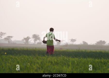 Working Farmer im indischen Feld Stockfoto