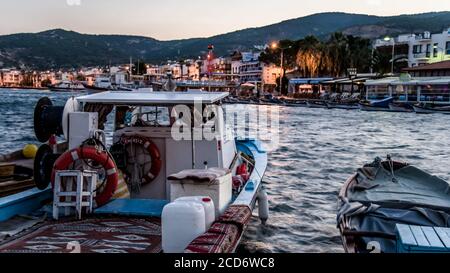 Foca, Türkei - August 2013: Boote entlang der Küste der Kurstadt Foca Stockfoto