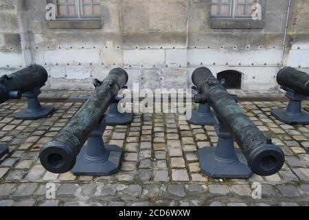 PARIS, FRANKREICH - 1. Mai 2018: Cannon im Gebäude des Hotel des invalides in Paris. Die Nationale Residenz der Invaliden und Armeemuseum Stockfoto