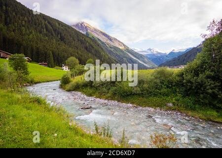 Blick ins Tuxertal mit Tuxer Fluss und Zillertaler alpen in der Nähe von Juns und Hintertuxer Gletscher im Sommer, Tirol Österreich Europa. Stockfoto