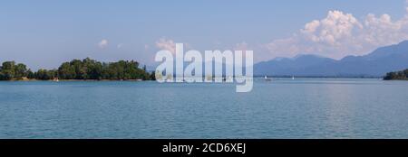 Chiemsee mit Alpes Bavaria. Stockfoto