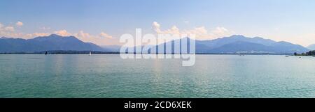 Chiemsee mit Alpes Bavaria. Stockfoto