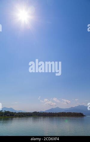 Chiemsee mit Alpes Bavaria. Stockfoto