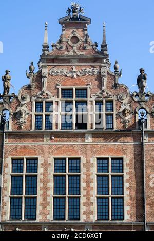 DANZIG, POLEN - 2016. SEPTEMBER 14. Die Architektur des großen Waffenbaus ist eine der touristischen Attraktionen in Danzig. Stockfoto