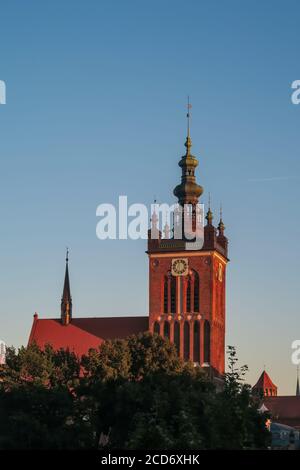 DANZIG, POLEN - 2016. SEPTEMBER 15. St. Katharinenkirche in Danzig am Abend Stockfoto