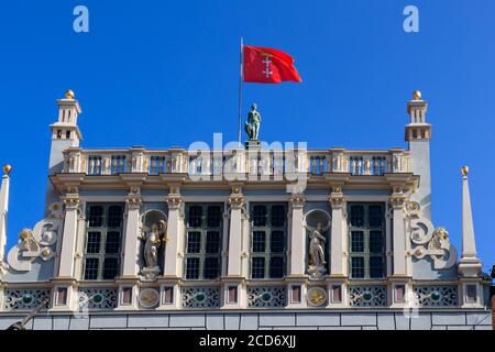 DANZIG, POLEN - 2017. AUGUST 24. Gebäude Artus Court und Stadtflagge von Danzig auf der Oberseite. Stockfoto