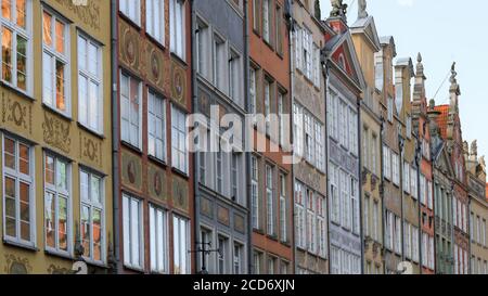 DANZIG, POLEN - 2017. AUGUST 24. Bunte Architektur gotische Häuser im holländischen Stil in der Straße von Danzig. Stockfoto