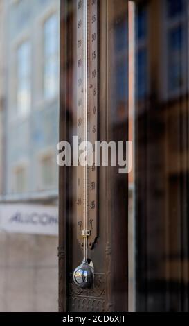 DANZIG, POLEN - 2017. AUGUST 24. Nahaufnahme des Daniel Fahrenheit Denkmals in der Altstadt von Danzig. Stockfoto