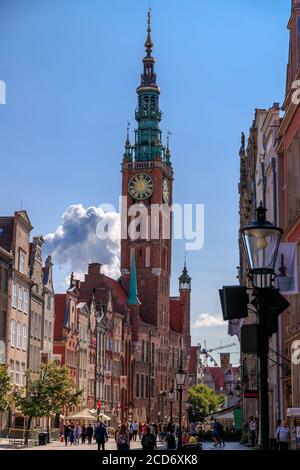 DANZIG, POLEN - 2017. AUGUST 24. Hauptstraße und Danzig Rathaus in Polen Stockfoto